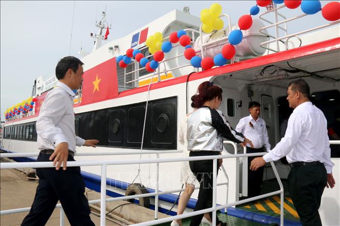 Trong ảnh: Hành khách lên tàu cao tốc  Phú Quý Express.Ảnh : Nguyễn Thanh – TTXVN
