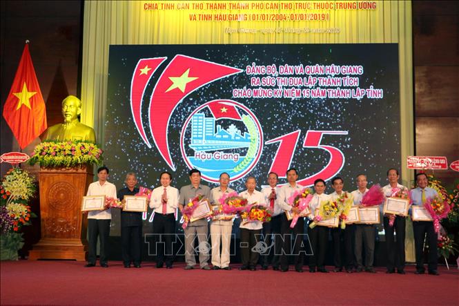 Trong ảnh: Các cá nhân có nhiều đóng góp 15 năm qua được tặng Bằng khen của UBND tỉnh Hậu Giang. Ảnh: Duy Khương – TTXVN