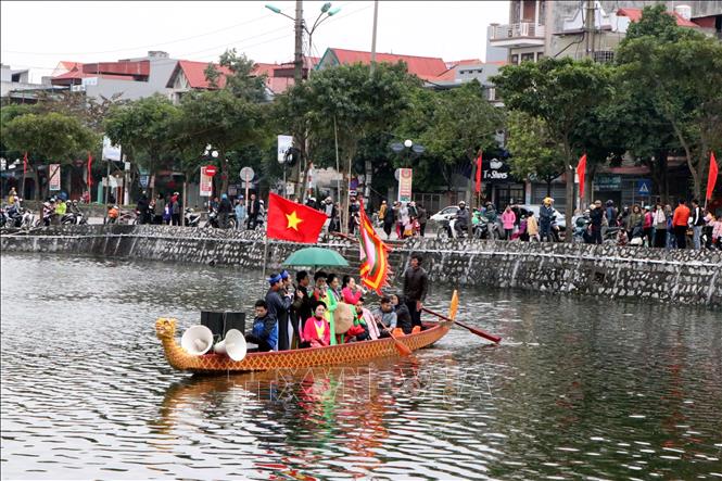 Trong ảnh: Biểu diễn hát chèo trên thuyền rồng dọc theo sông Bạch Đằng tại thành phố Hải Dương.
Ảnh: Mạnh Tú - TTXVN