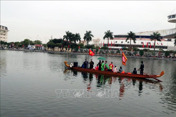 Trong ảnh: Biểu diễn hát chèo trên thuyền rồng dọc theo sông Bạch Đằng tại thành phố Hải Dương.
Ảnh: Mạnh Tú - TTXVN