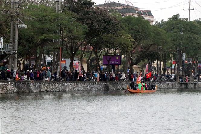 Trong ảnh: Biểu diễn hát chèo trên thuyền rồng dọc theo sông Bạch Đằng tại thành phố Hải Dương. Ảnh: Mạnh Tú - TTXVN