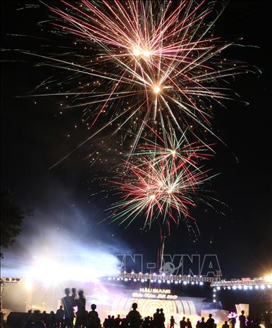Photo: Fireworks are set off above Peace square in Vi Thanh city, southern Hau Giang province. VNA Photo