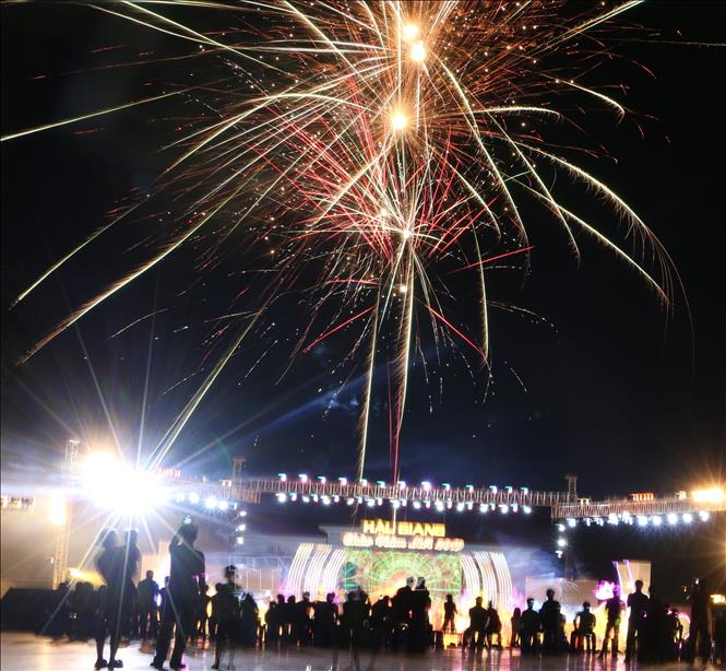 Photo: Fireworks are set off above Peace square in Vi Thanh city, southern Hau Giang province. VNA Photo