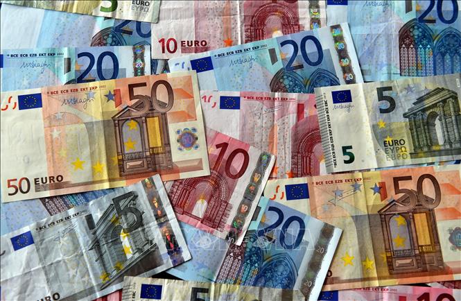 Trong ảnh: Đồng tiền giấy euro các mệnh giá 5,10, 20 và 50 euro.Ảnh: AFP/TTXVN