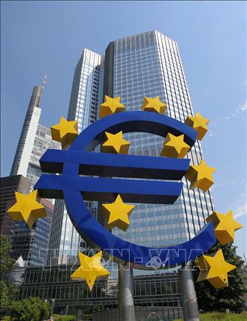 Trong ảnh: (tư liệu) Biểu tượng của đồng euro trước trụ sở  của Ngân hàng trung ương châu Âu (ECB) ở Frankfurt am Main, Đức,ngày 24/6/2016. Ảnh: AFP/TTXVN