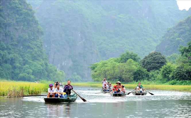  Trong ảnh: Đến với Tràng An, du khách được sống trong một thế giới tự nhiên sống động, đầy quyến rũ và thú vị với vẻ đẹp hài hòa của không gian non nước, bầu trời mà không nơi nào có được. Ảnh: Minh Đức - TTXVN