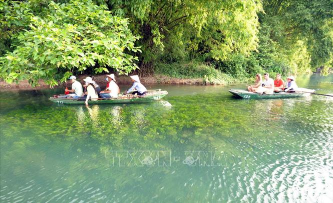  Trong ảnh: Vẻ đẹp hài hòa của trời, đất, núi, sông ở Tràng An tạo nên một thế giới tự nhiên sống động đầy quyến rũ và thú vị không nơi nào có được. Ảnh: Minh Đức - TTXVN