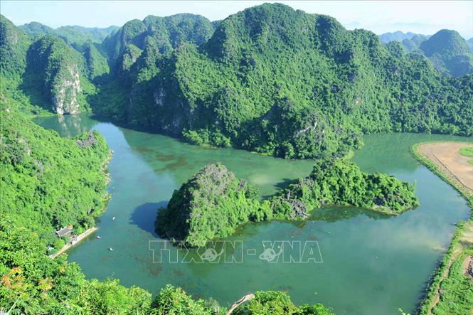 Trong ảnh: Được ví như “Hạ Long trên cạn” với gần 100 hang động tuyệt đẹp, Quần thể danh thắng Tràng An là di sản hỗn hợp đầu tiên của Việt Nam được UNESCO công nhận là di sản thế giới cả tiêu chí văn hóa và thiên nhiên. Ảnh: Minh Đức - TTXVN