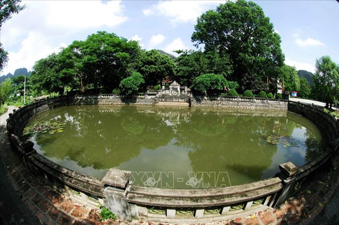 Trong ảnh: Hồ bán nguyệt tại đền thờ Vua Đinh Tiên Hoàng, nơi lưu dấu nhiều giá trị văn hóa, lịch sử, nghệ thuật kiến trúc, tâm linh. Ảnh: Minh Đức - TTXVN
