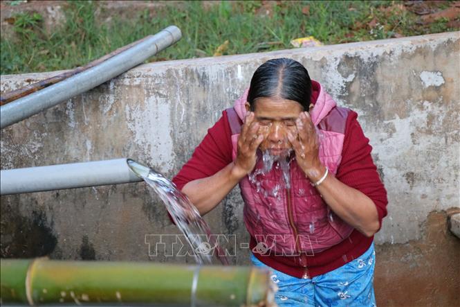 Trong ảnh: Sáng sớm, người dân tập trung về Bến nước để vệ sinh cá nhân, rồi gùi nước về nhà dùng. Ảnh: Hồng Điệp - TTXVN