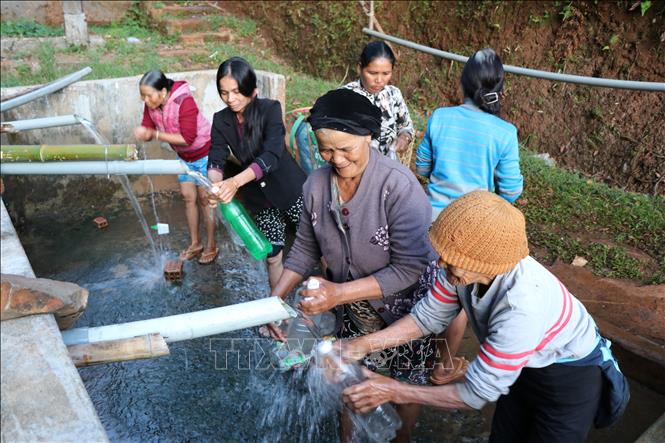 Trong ảnh: Tại Bến nước làng Khưn, phường Trà Bá, thành phố Pleiku, bà con trong làng tập trung lấy nước vào mỗi buổi sáng. Ảnh: Hồng Điệp - TTXVN