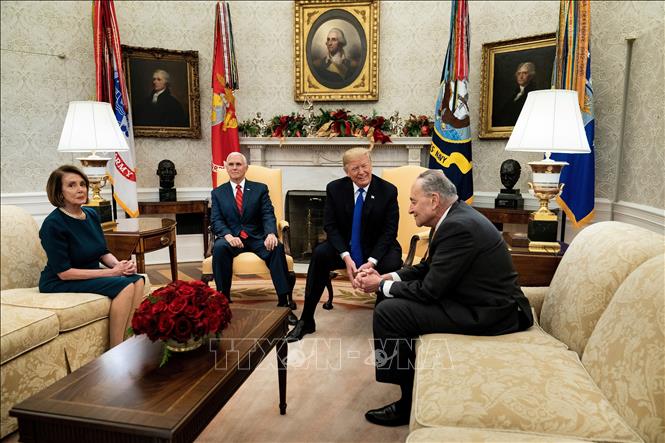 Trong ảnh (từ trái sang, theo chiều kim đồng hồ): Lãnh đạo thiểu số tại Hạ viện Mỹ Nancy Pelosi, Phó Tổng thống Mike Pence, Tổng thống Mỹ Donald Trump và Lãnh đạo thiểu số tại Thượng viện Mỹ Charles E. Schumer tại cuộc gặp ở Nhà Trắng ngày 11/12/2018. Ảnh: AFP/TTXVN