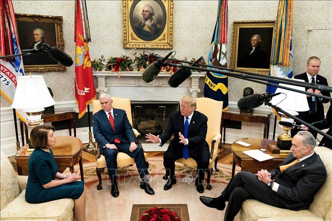 Trong ảnh (từ trái sang, theo chiều kim đồng hồ): Lãnh đạo thiểu số tại Hạ viện Mỹ Nancy Pelosi, Phó Tổng thống Mike Pence, Tổng thống Mỹ Donald Trump và Lãnh đạo thiểu số tại Thượng viện Mỹ Charles E. Schumer tại cuộc gặp ở Nhà Trắng ngày 11/12/2018. Ảnh: AFP/TTXVN