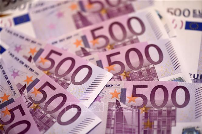 Trong ảnh: Đồng tiền mệnh giá 500 euro. Ảnh: AFP/TTXVN