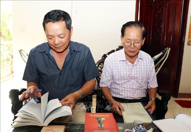 Trong ảnh: Đại tá Hà Xuân Thành (phải) và Trung tá Kiều Quang Thạch giở lại những trang sử về thời kỳ tham gia quân tình nguyện, giúp đỡ Campuchia trên Mặt trận 779. Ảnh: Xuân Khu - TTXVN