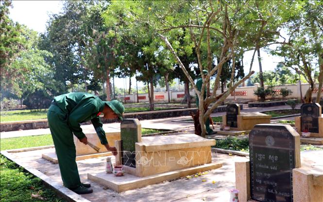 Trong ảnh: Nơi an nghỉ của các chiến sĩ Đoàn 125 Campuchia (tại xã Long Giao, Cẩm Mỹ, Đồng Nai) luôn được chiến sỹ quân đội Việt Nam chăm lo nhang khói. Ảnh: Xuân Khu - TTXVN