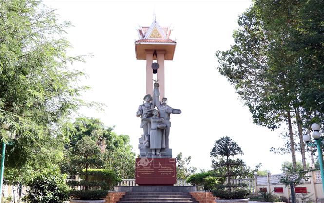 Trong ảnh: Đài tưởng niệm Đoàn 125 Campuchia (xã Long Giao, Cẩm Mỹ, Đồng Nai), nơi khắc ghi tình hữu nghị, đoàn kết giữa Việt Nam - Campuchia trong chiến thắng bè lũ Pol Pot. Ảnh: Xuân Khu - TTXVN