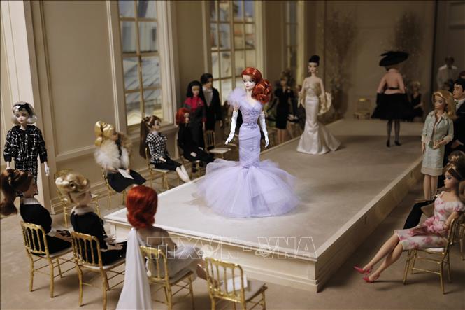 Trong ảnh: Búp bê Barbie được trưng bày tại triển lãm ở thủ đô Paris, Pháp ngày 10/3/2016. Ảnh: AFP/ TTXVN