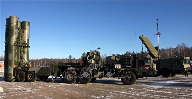 Trong ảnh (tư liệu): Hệ thống phòng thủ tên lửa S-400 Triumf của Nga tham gia cuộc tập trận gần Elektrostal, ngoại ô Moskva ngày 2/12/2010. Ảnh: AFP/TTXVN
