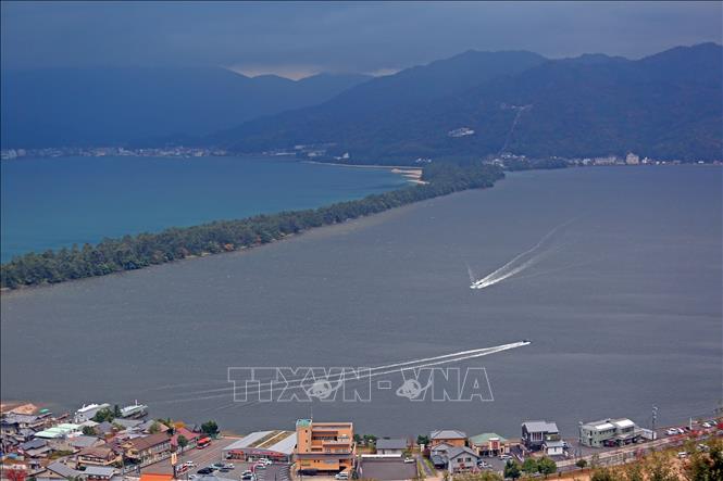 Trong ảnh: Sở dĩ địa danh này có tên gọi là Amanohashidate (Thiên Kiều Lập) bởi vì trông nó giống như một chiếc cầu nối thẳng lên trời cao. Ảnh: Huy Hùng - TTXVN