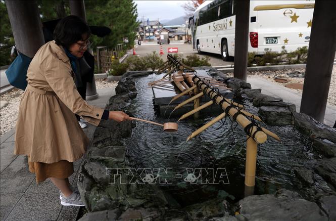Trong ảnh: Trên đường lên đỉnh núi phía Bắc của Amanohashidate, du khách sẽ tới tham quan ngôi chùa dưới chân núi mang đặc trưng của vùng. Ảnh: Huy Hùng - TTXVN