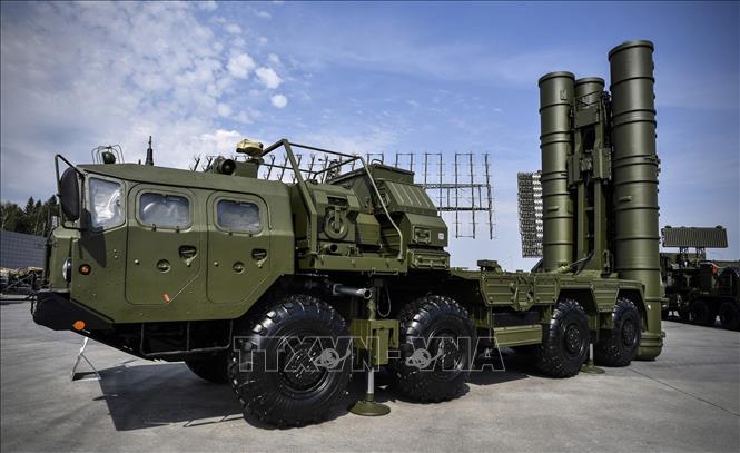 Trong ảnh (tư liệu): Hệ thống phòng thủ tên lửa S-400 của Nga được trưng bày tại Diễn dàn kỹ thuật quân sự quốc tế ở ngoại ô Moskva ngày 22/8/2017. Ảnh: AFP/TTXVN