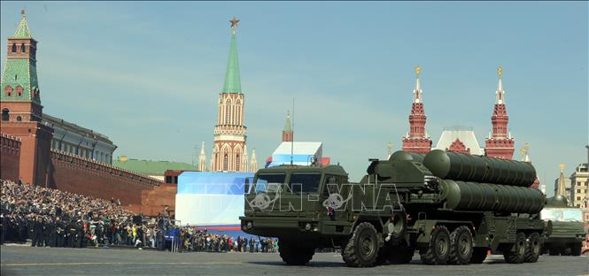 Trong ảnh (tư liệu): Hệ thống tên lửa phòng không S-400 Triumf của Nga trong lễ diễu binh kỷ niệm Ngày Chiến thắng tại Quảng trường Đỏ ở Moskva ngày 9/5/2013. Ảnh: AFP/ TTXVN