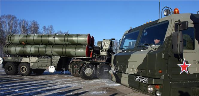 Trong ảnh (tư liệu): Hệ thống tên lửa phòng không S-400 Triumf của Nga trong cuộc diễn tập tại căn cứ quân sự gần Elektrostal, ngoại ô Moskva, ngày 2/12/2010. Ảnh: AFP/ TTXVN