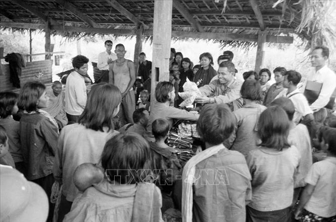 Trong ảnh: Phó Chủ tịch Mặt trận Đoàn kết Cứu nước Campuchia Chea Sim (người trao quà bên phải) đến thăm và tặng quà của Mặt trận cho nhân dân vùng giải phóng. Ảnh: Nguyễn Dĩnh – TTXVN