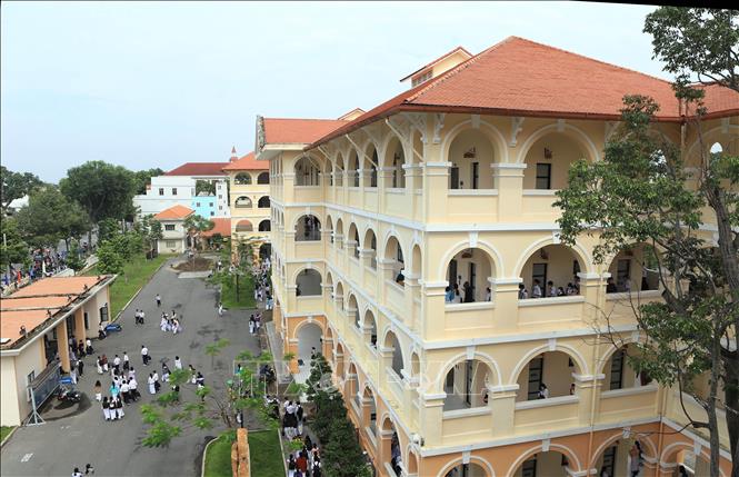 Trong ảnh: Nhờ công tác cải cách hành chính trong công tác giải ngân vốn đầu tư xây dựng cơ bản, nhiều công trình, dự án đã được đẩy nhanh tiến độ góp phần an sinh xã hội, phát triển kinh tế địa phương; Trung học phổ thông Nguyễn Đình Chiểu, tỉnh Tiền Giang là một công trình được đầu tư xây dựng từ nguồn vốn ngân sách nhà nước. Ảnh: Hoàng Hùng - TTXVN 