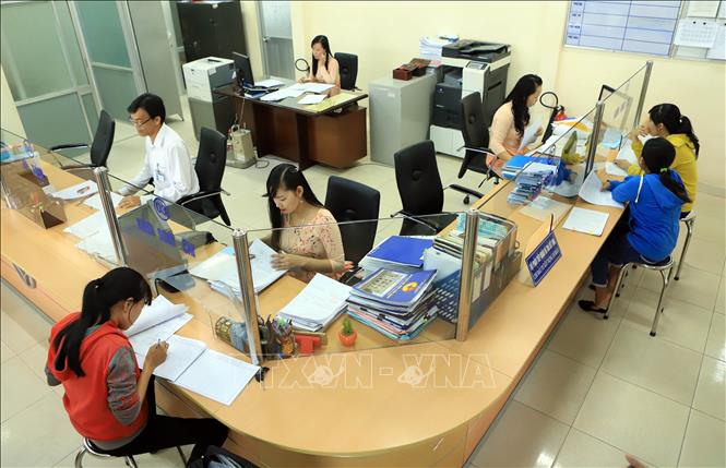 Trong ảnh: Tỷ trọng chi bằng tiền mặt so với tổng chi qua KBNN chỉ còn 7.5%, thu bằng tiền mặt qua KBNN chỉ còn 1.94% so với tổng thu qua KBNN đầu năm 2018. Ảnh chụp tại quầy kiểm soát chi KBNN huyện Tân Phú Đông, tỉnh Tiền Giang. Ảnh: Hoàng Hùng – TTXVN