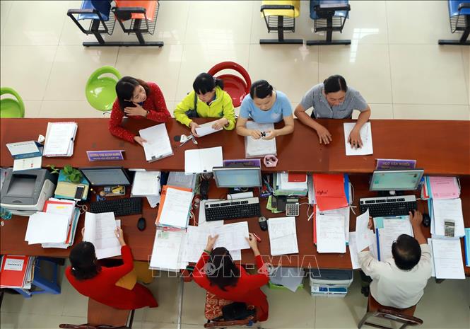 Trong ảnh: Hoạt động nội bộ của KBNN Đồng Tháp được thực hiện trên mạng, số liệu được tập hợp nhanh chóng phục vụ công tác quản lý, điều hành, tạo nền tảng thực hiện liên kết, tích hợp, trao đổi thông tin giữa các ứng dụng công nghệ thông tin trong nội bộ KBNN, giữa KBNN và các hệ thống bên ngoài để chia sẻ, khai thác và sử dụng có hiệu quả, cơ sở dữ liệu thông tin của các hệ thống CNTT có liên quan. Ảnh: Hoàng Hùng - TTXVN