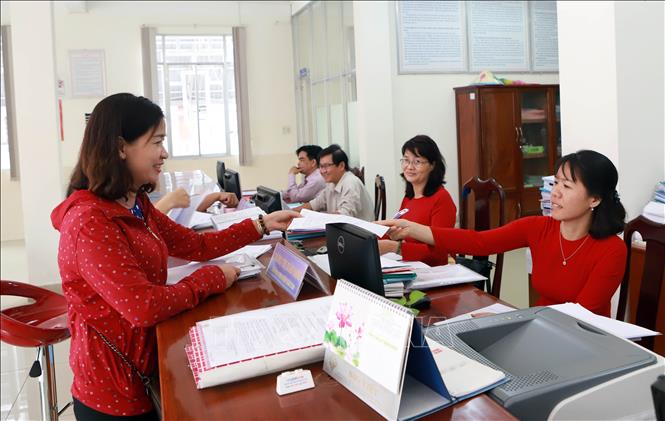 Trong ảnh: Triển khai thành công mô hình “một cửa, một giao dịch viên” với quy trình đơn giản, thuận tiện, nâng cao vai trò, trách nhiệm của công chức kiểm soát chi, hạn chế được tình trạng sách nhiễu, gây khó khăn cho khách hàng thông qua cơ chế trách nhiệm đầy đủ và chế tài xử lý rõ ràng, tạo điều kiện để ứng dụng công nghệ thông tin đối với giao dịch dịch vụ công trong hệ thống KBNN. Ảnh chụp tại KBNN tỉnh Bến Tre. Ảnh: Hoàng Hùng – TTXVN