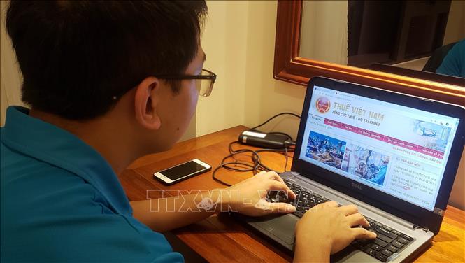 Trong ảnh: Các đơn vị giao dịch có thể gửi và nhận kết quả kiểm soát chi NSNN qua mạng internet, không cần đến giao dịch trực tiếp tại KBNN, góp phần nâng cao hiệu quả cải cách hành chính, tạo thuận lợi cho các đơn vị giao dịch. Một người dân ở Khánh Hòa nộp thuế qua mạng Internet. Ảnh: Hoàng Hùng – TTXVN               
