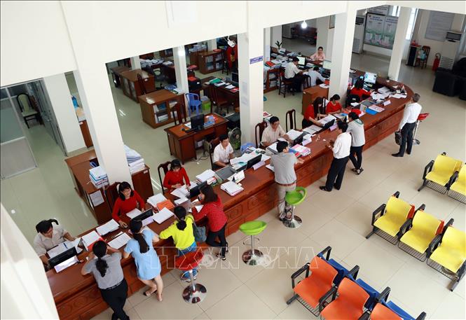 Trong ảnh: Hoạt động nội bộ của KBNN Đồng Tháp được thực hiện trên môi trường mạng, số liệu được tập hợp nhanh chóng phục vụ công tác quản lý, điều hành, tạo nền tảng thực hiện liên kết, tích hợp, trao đổi thông tin giữa các ứng dụng công nghệ thông tin trong nội bộ KBNN, giữa KBNN và các hệ thống bên ngoài để chia sẻ, khai thác và sử dụng có hiệu quả, cơ sở dữ liệu thông tin của các hệ thống CNTT có liên quan. Ảnh: Hoàng Hùng - TTXVN