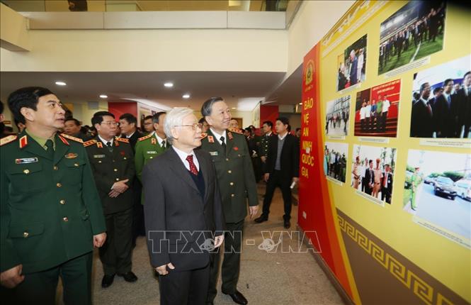 Trong ảnh: Tổng Bí thư, Chủ tịch nước Nguyễn Phú Trọng xem một số hình ảnh hoạt động tiêu biểu của Lực lượng Công an nhân dân. Ảnh: Trí Dũng – TTXVN