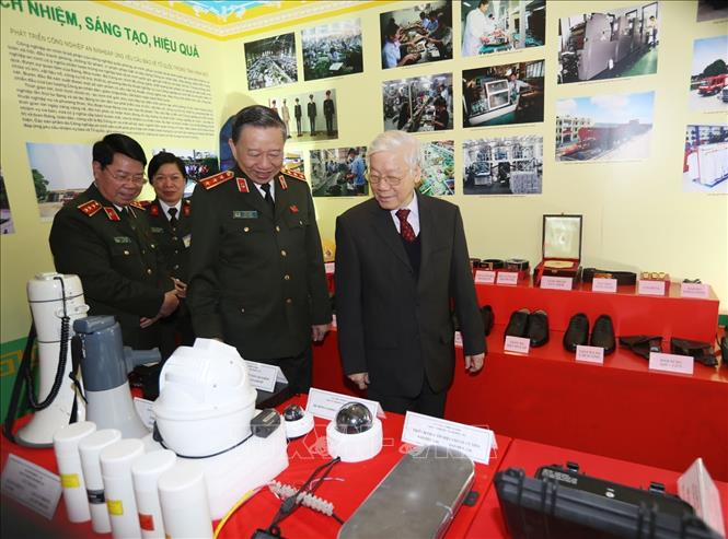 Trong ảnh: Tổng Bí thư, Chủ tịch nước Nguyễn Phú Trọng xem một số trang thiết bị của Lực lượng Công an nhân dân trưng bày tại Hội nghị.Ảnh: Trí Dũng – TTXVN