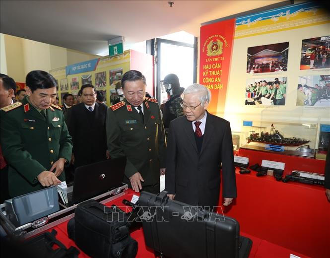 Trong ảnh: Tổng Bí thư, Chủ tịch nước Nguyễn Phú Trọng xem một số trang thiết bị của Lực lượng Công an nhân dân trưng bày tại Hội nghị. Ảnh: Trí Dũng – TTXVN