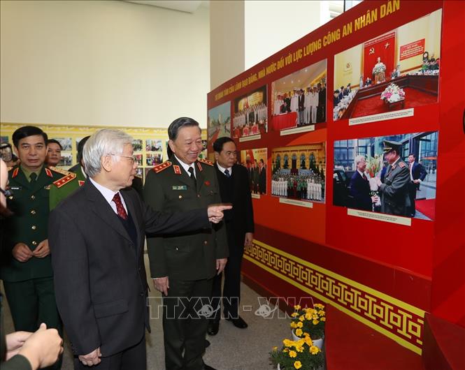 Trong ảnh: Tổng Bí thư, Chủ tịch nước Nguyễn Phú Trọng xem một số hình ảnh hoạt động tiêu biểu của Lực lượng Công an nhân dân.Ảnh: Trí Dũng – TTXVN