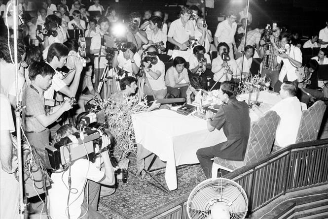 Trong ảnh: Sáng 1/5/1983, tại Phnom Penh, Bộ Ngoại giao Campuchia tổ chức họp báo, công bố việc rút một phần quân tình nguyện Việt Nam về nước sau khi hoàn thành nghĩa vụ quốc tế của mình. Ảnh: TTXVN
