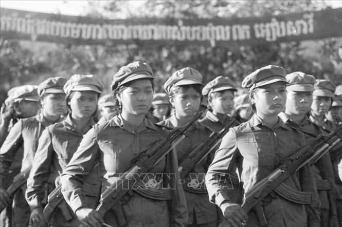 Trong ảnh: Các nữ chiến sĩ quân đội cách mạng Campuchia trong cuộc mít-tinh chào mừng Ủy ban Trung ương Mặt trận Đoàn kết Cứu nước Campuchia ra mắt, ngày 2/12/1978, tại huyện Snuol, tỉnh Kratie. Ảnh: Nguyễn Dĩnh – TTXVN
