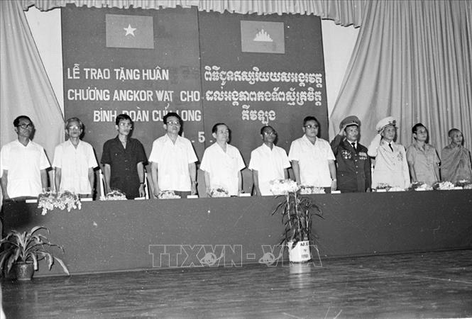 Trong ảnh: Ngày 1/5/1983, tại thủ đô Phnom Penh, Hội đồng nhà nước, Quốc hội, Bộ Quốc phòng Campuchia tổ chức trọng thể lễ trao tặng Huân chương Angkor Wat cho Binh đoàn Cửu Long. Ảnh: TTXVN
