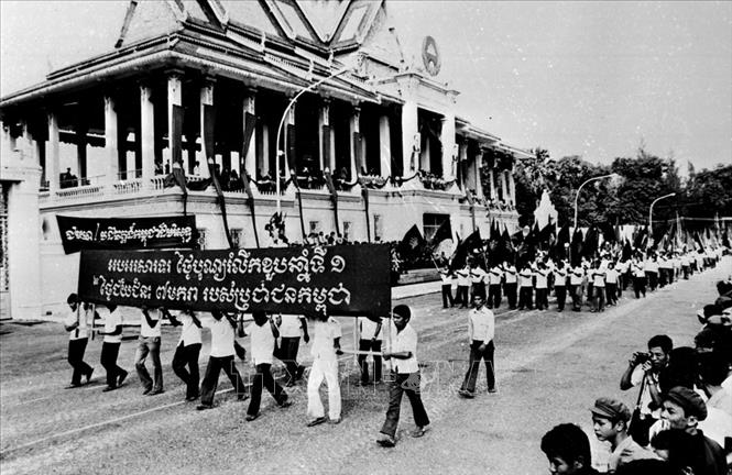 Trong ảnh: Lực lượng quần chúng Campuchia diễu hành qua lễ đài tại cuộc mít tinh kỷ niệm một năm Ngày Chiến thắng 7/1, được tổ chức sáng 7/1/1980 ở thủ đô Phnom Penh. Ảnh: TTXVN 