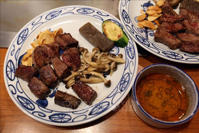 Trong ảnh: Món bò Kobe là món ăn nổi tiếng mà du khách khi đặt chân đến thành phố đều phải thưởng thức. Ảnh: Huy Hùng - TTXVN