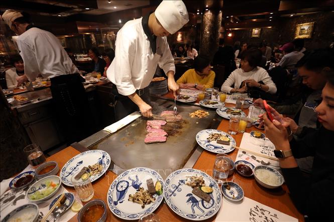 Trong ảnh: Phục vụ trực tiếp nướng thịt bò Kobe trên vỉ nướng trước mặt du khách. Ảnh: Huy Hùng - TTXVN