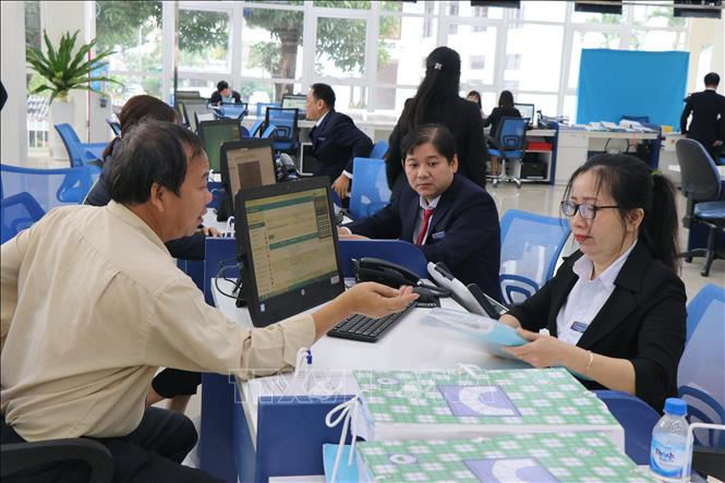 Trong ảnh: Người dân làm thủ tục hành chính tại Trung tâm. Ảnh: Sỹ Thắng - TTXVN
