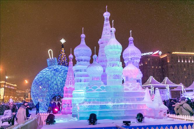Lễ hội băng đăng Moskva diễn ra tại Công viên Victory ở thủ đô Moskva của Nga từ ngày 29/12/2018 đến ngày 13/1/2019, trưng bày các tác phẩm điêu khắc tinh xảo từ băng, thu hút đông đảo người dân và khách tham quan. Ảnh: THX/ TTXVN