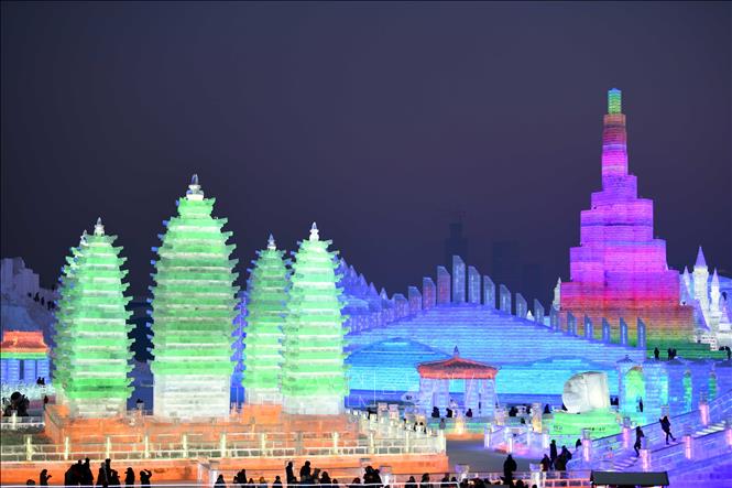 Lễ hội băng đăng tại thành phố Cáp Nhĩ Tân, tỉnh Hắc Long Giang, đông bắc Trung Quốc, đã mở cửa đón du khách ngày 3/1/2019. Thời tiết giá lạnh không thể ngăn cản các du khách tìm tới đây để chiêm ngưỡng vô số tác phẩm điêu khắc độc đáo được làm từ băng. Ảnh: THX/ TTXVN