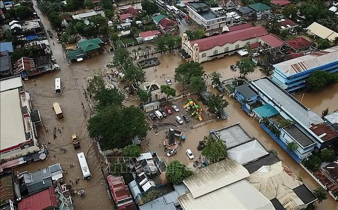 Ít nhất 75 người đã thiệt mạng, 12 người bị thương và 16 người mất tích do lở đất và lũ lụt sau trận mưa lớn ở vùng Bicol và Đông Visayas, miền Trung Philippines. Trong ảnh: Cảnh ngập lụt sau trận lũ quét tại thị trấn Baao, tỉnh Camarines Sur, Philippines ngày 30/12/2018. Ảnh: THX/TTXVN