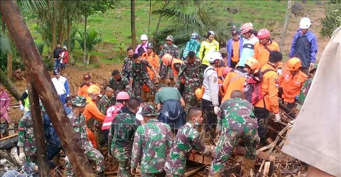 Ít nhất 15 người thiệt mạng, 4 người bị thương, 25 người mất tích và khoảng 60 người phải sơ tán sau vụ sạt lở đất nghiêm trọng làm rung chuyển làng Sinaresmi, huyện Suka Bumi thuộc tỉnh Tây Java của Indonesia ngày 31/12/2018. Trong ảnh: Lực lượng cứu hộ tìm kiếm những người mất tích sau vụ lở đất ở Sukabumi, Tây Java, Indonesia ngày 1/1/2019. Ảnh: AFP/TTXVN